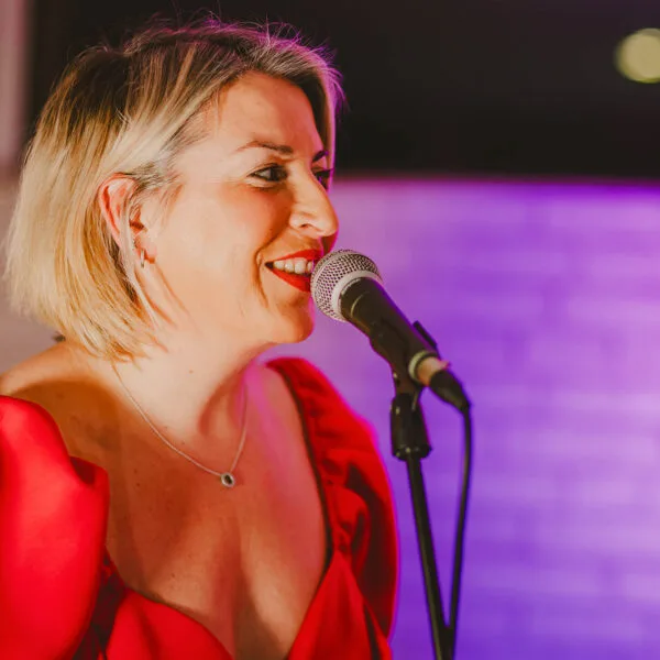 natalie-turner-the-essential-party-band